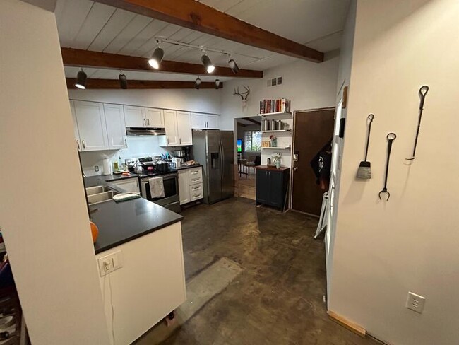 Building Photo - 6704 Evergreen Dr