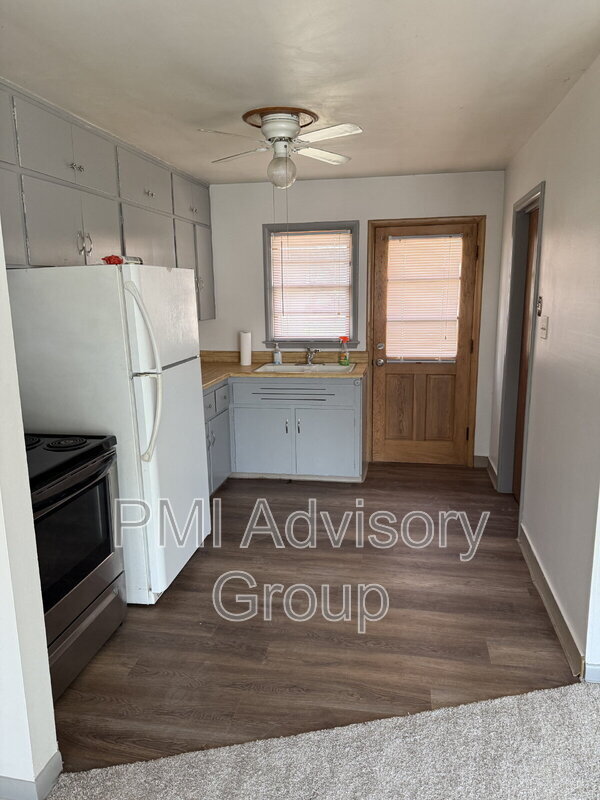 Building Photo - 823 NE Chester Ave