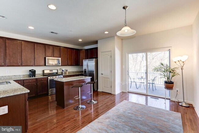 Building Photo - Gorgeous townhouse for rent