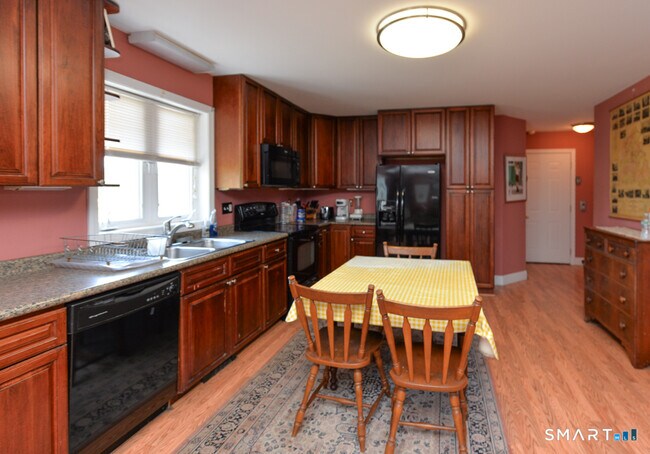 Foto del edificio - 122 Purchase Brook Rd