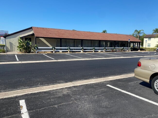 Building Photo - 1100 E Bay Dr