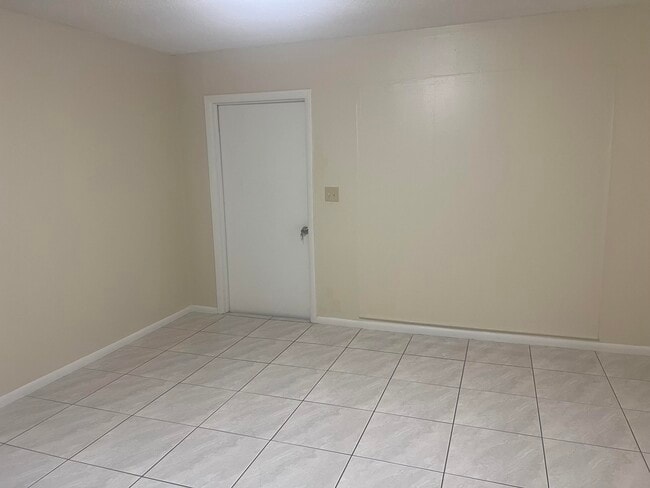 Foto del edificio - 2073 E Bond Dr