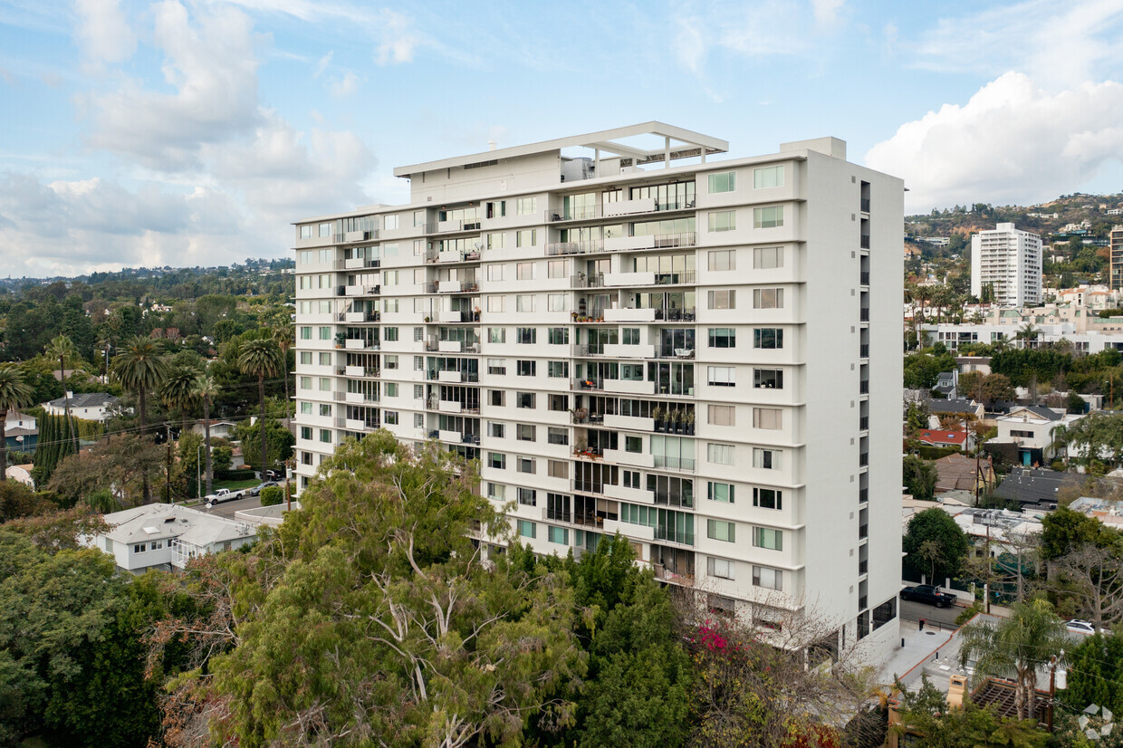 818 N Doheny Dr - Doheny Plaza Condominiums