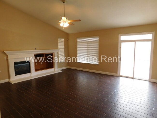 Building Photo - A Spacious Lincoln 3bd/2ba Home with 3 Car...