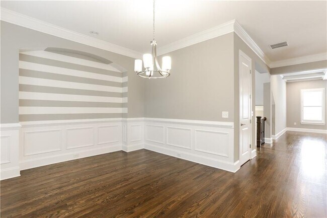 Foto del edificio - 914 Canterbury Ln NE