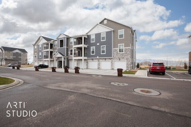Building Photo - Beautiful Condo in Vineyard
