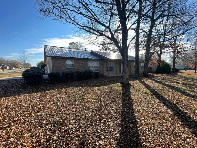 Building Photo - Spacious 3 bedroom 2 bath house. Located i...
