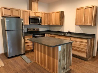 Foto principal - 3670 Geraghty Ave