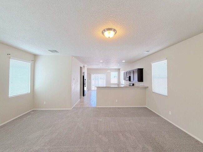 Foto del edificio - Beautiful 3-Bedroom Home in Tierra Oeste near Ladera/Unser. Refrigerated Air!