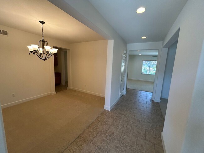 Foto del edificio - Spacious 5-Bedroom Home with SOLAR