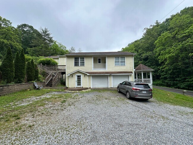 Building Photo - Massive Home for Rent