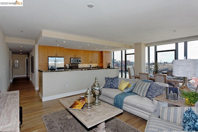 Foto del edificio - 438 W Grand Ave