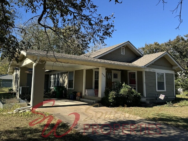 Building Photo - Delightful 2 bedroom, 2 bath with space and charm!!
