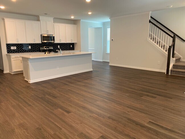 Building Photo - Modern 3 Bed | 2.5 Bath Townhouse in Holly...