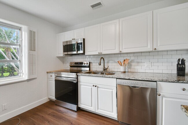 Building Photo - 210 Miramar Way