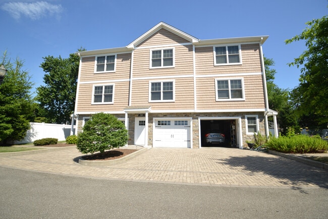 Building Photo - 335-343 Meadowside Rd