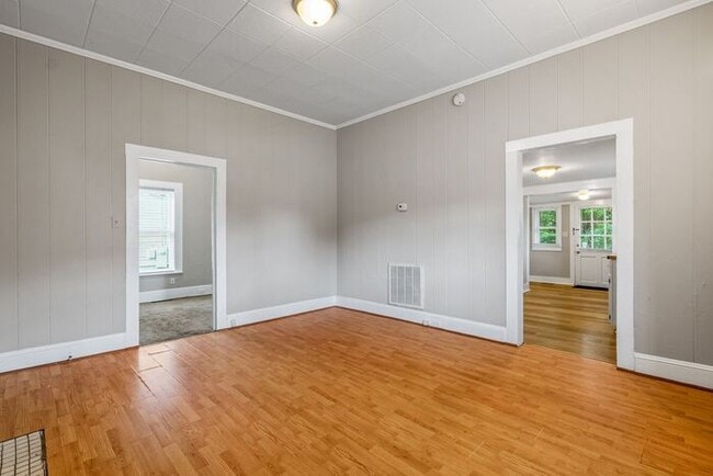 Building Photo - UNCG area with 3 bedrooms and 1 bath, Cent...