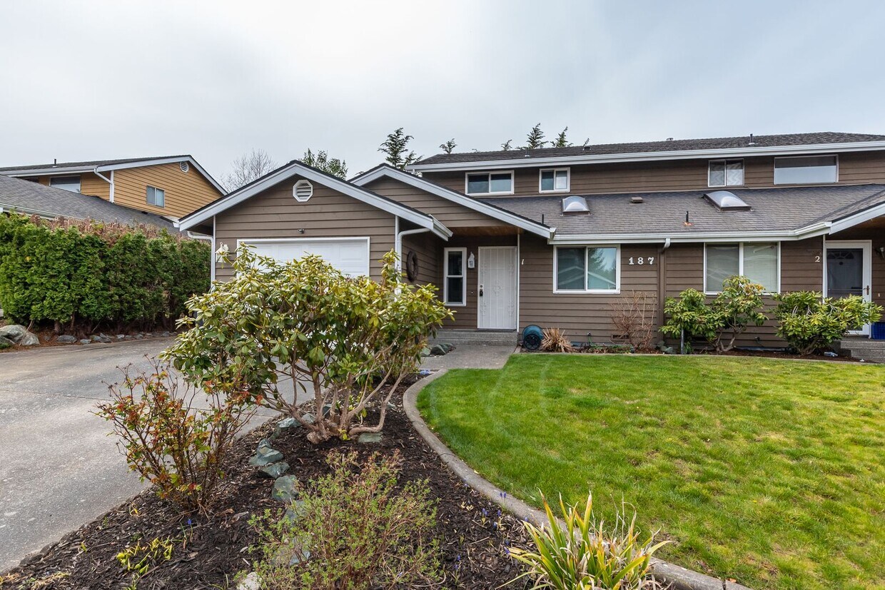 Foto principal - 3 Bedroom, 2 Bath Spacious Townhome with F...
