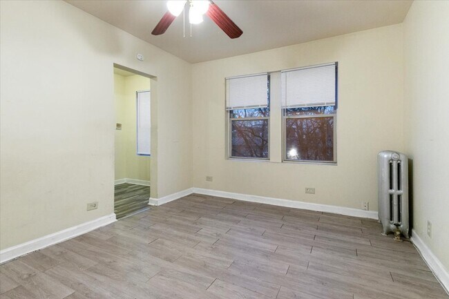 Foto del edificio - 7827 S South Shore Dr