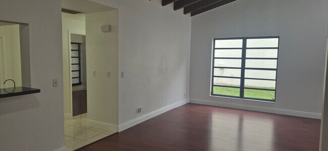 Foto del edificio - Serene lake views from your townhouse