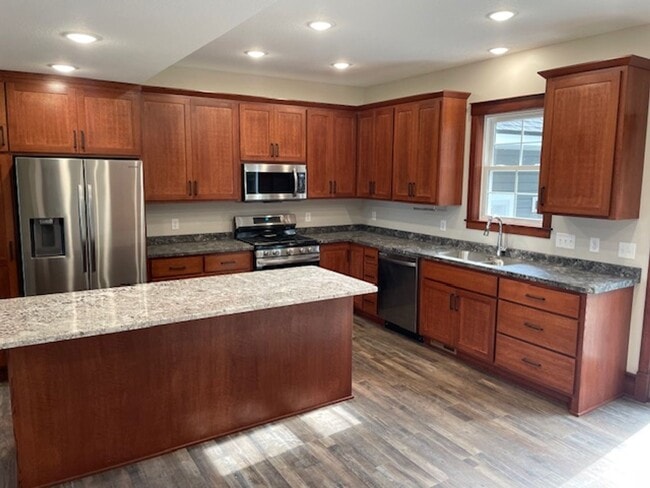 Building Photo - Remodeled 5 Bedroom Home in Foley!