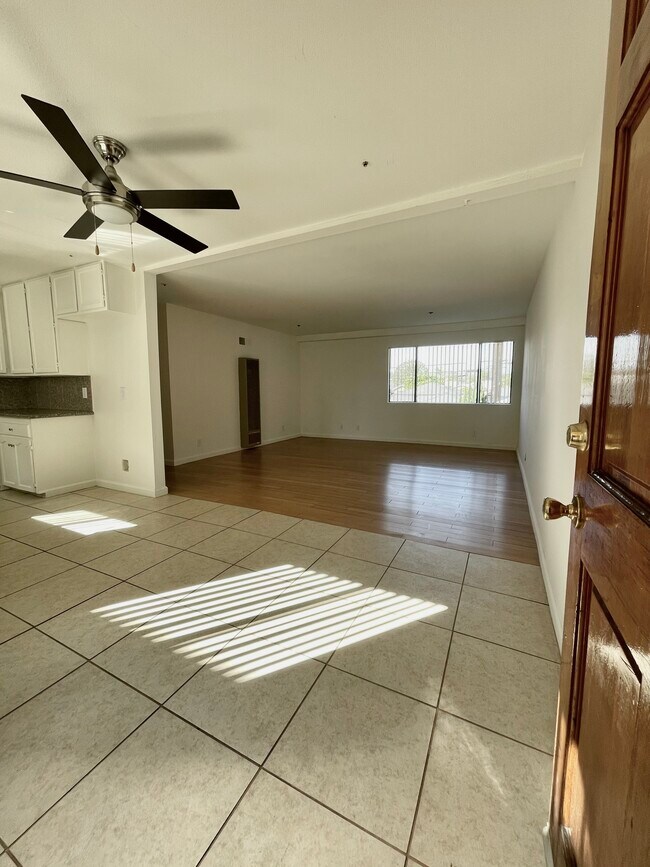 Kitchen, Dining Area, Living Room - 955 E Hyde Park Pl