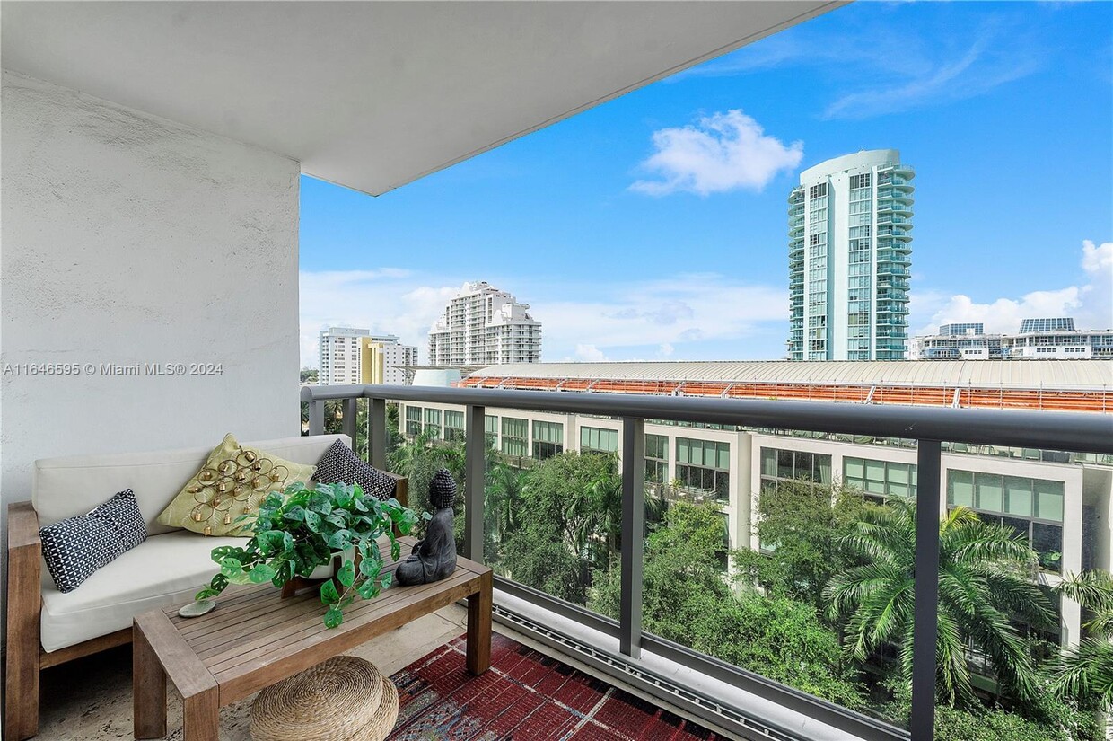 Foto principal - 6039 Collins Ave