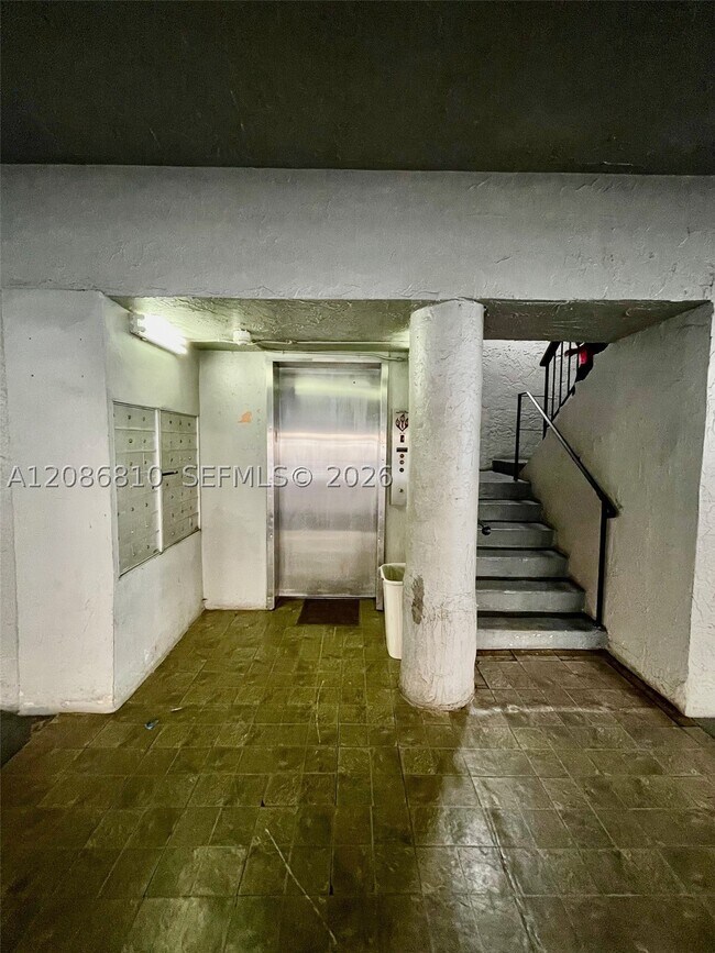 Foto del edificio - 1035 W 77th St
