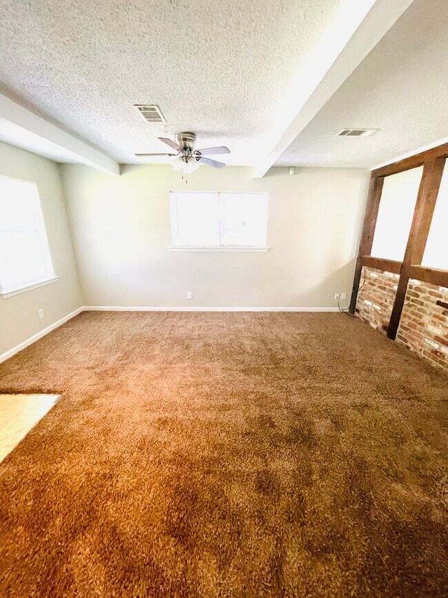 Foto del edificio - **3 Bed 2 Bath located in Regency Park** C...