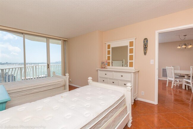 Foto del edificio - 7601 E Treasure Dr