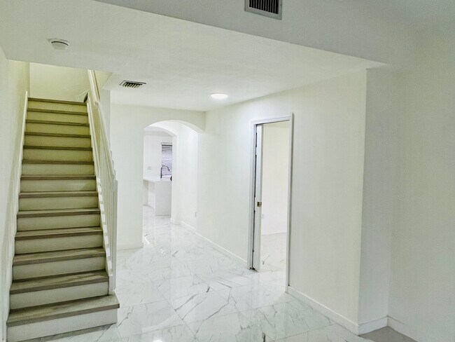 Foto del edificio - 4950 White Mangrove Way E
