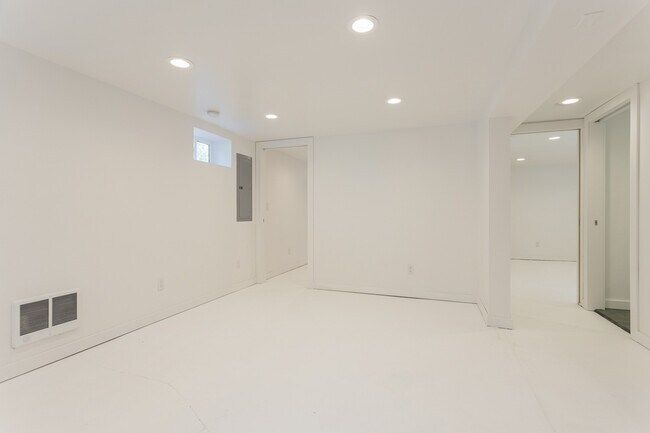 Building Photo - 3305 SE 54th Ave