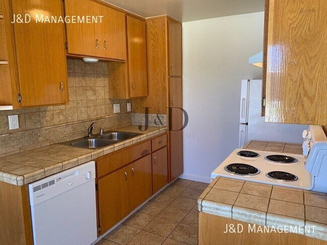 Building Photo - 909 S Sunshine Ave