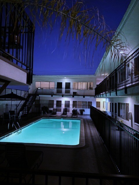 Foto del edificio - 1255 N HARPER Ave