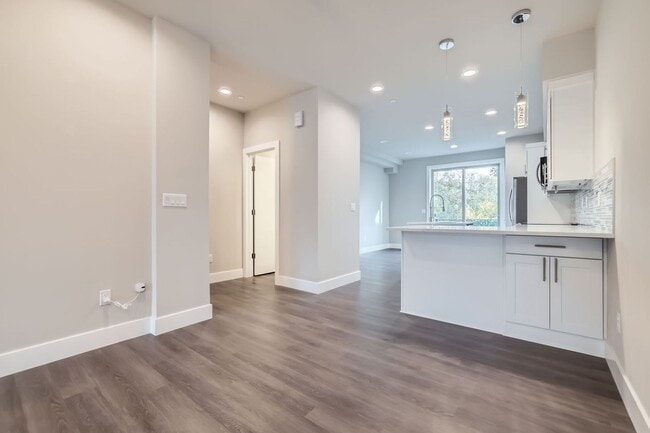 Building Photo - New Construction!  Spacious Modern Townhome in Edmonds.
