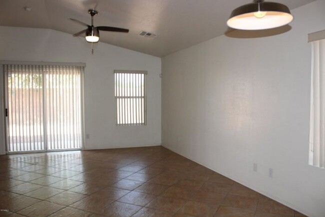 Building Photo - Cozy 3 bedroom 2 bath home in East Mesa!