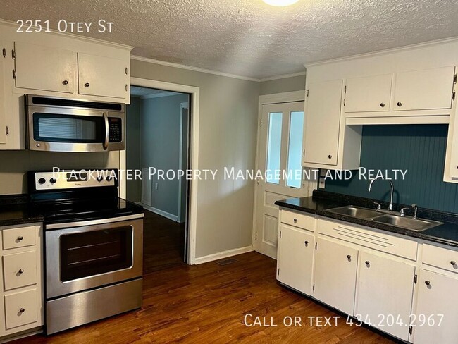 Building Photo - Three Bedroom Home off Campbell Avenue!