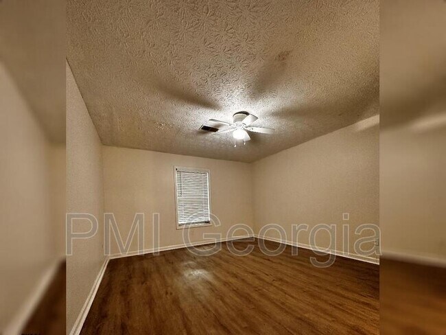 Building Photo - 450-452 Booth Cir SW