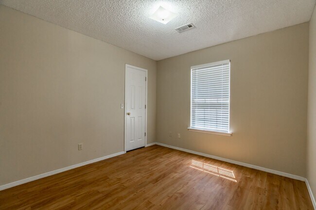 Foto del edificio - 594 Dockery Ln