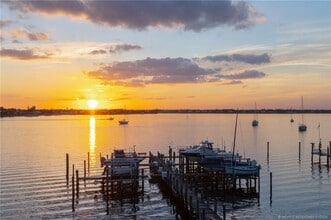 Building Photo - 415 NW North River Dr