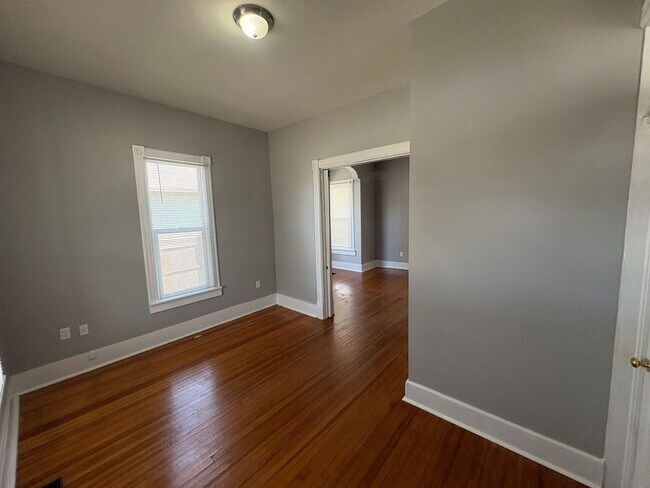 Foto del edificio - Charming & Spacious 2-Bedroom Home with Private Backyard and Garage Parking
