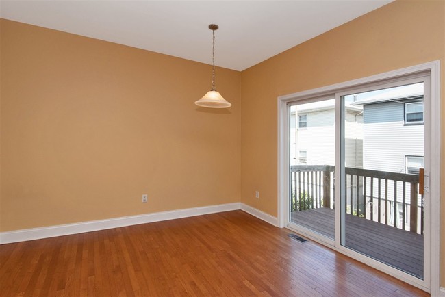 Building Photo - 18 Columbus Cir