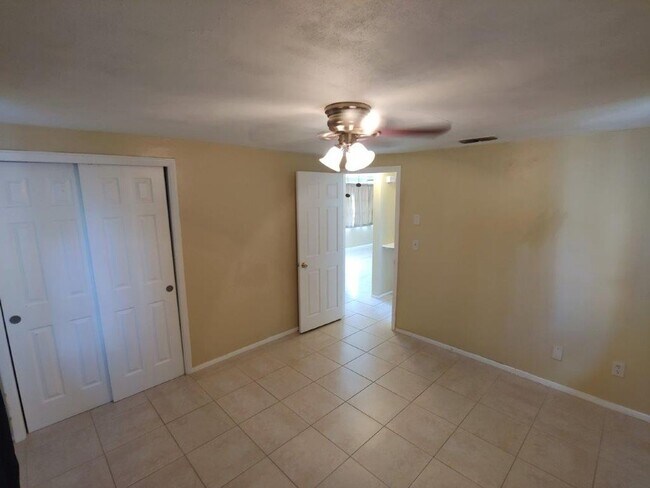 Foto del edificio - 2/1/1 with BONUS ROOM, 1000 Sq. Ft. with custom tile in bathroom & renovated kitchen!!