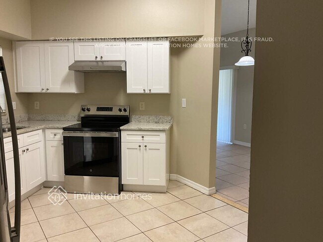 Building Photo - 1726 Lk Crst Ave