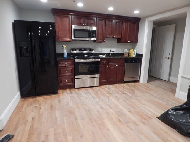 Foto principal - 483 Medford St