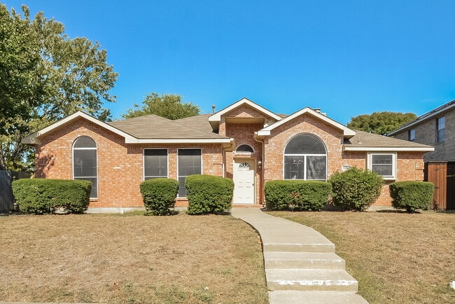 Building Photo - 2310 Summit Dr