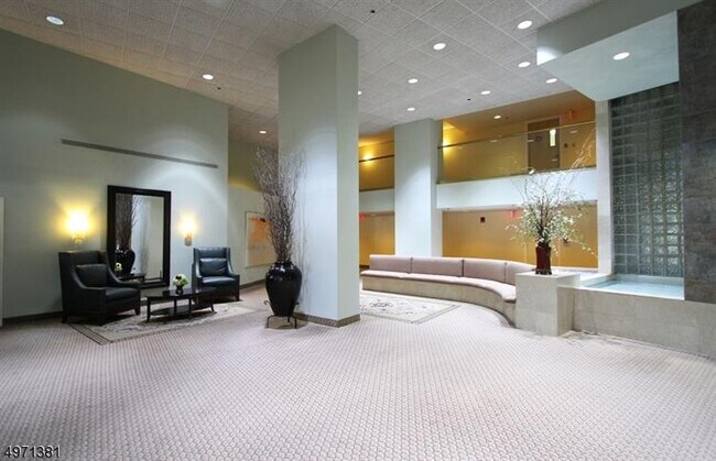 Foto del edificio - 10 Smith Manor Blvd