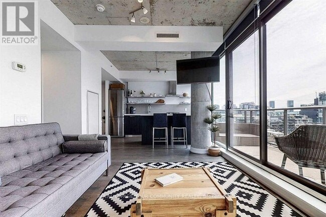 Building Photo - 461 Adelaide St W