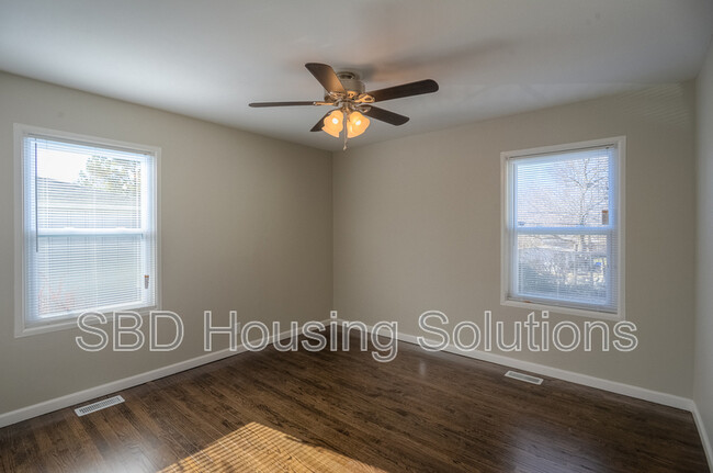 Building Photo - 9414 Lewis Ave