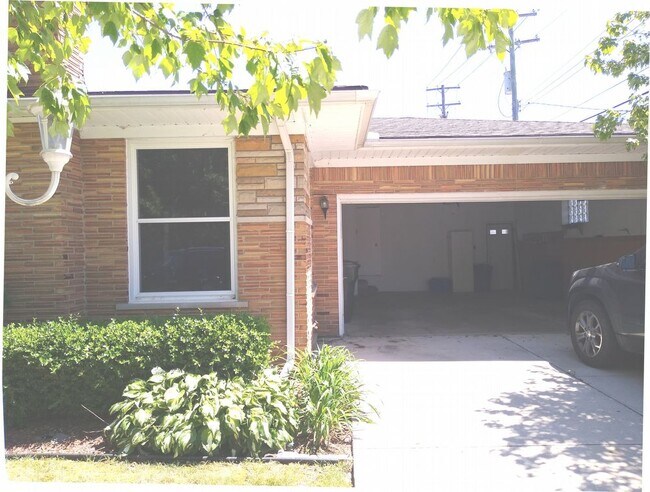 Building Photo - Beautiful Brick Ranch